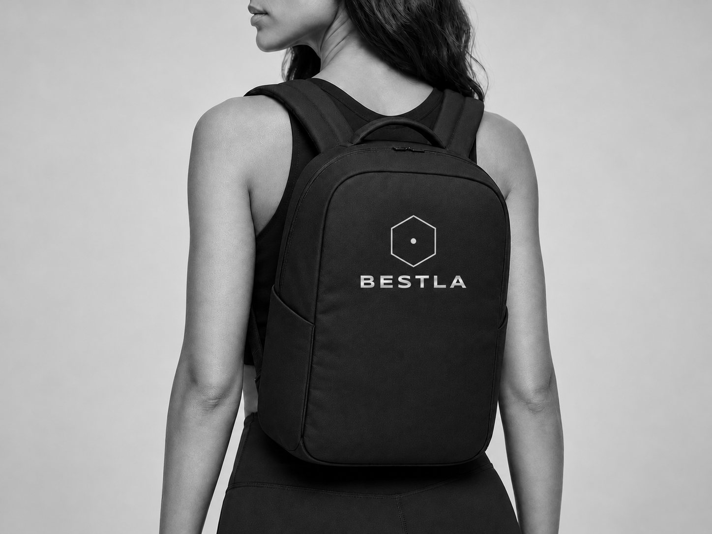 Mochila negra con el logotipo de BESTLA