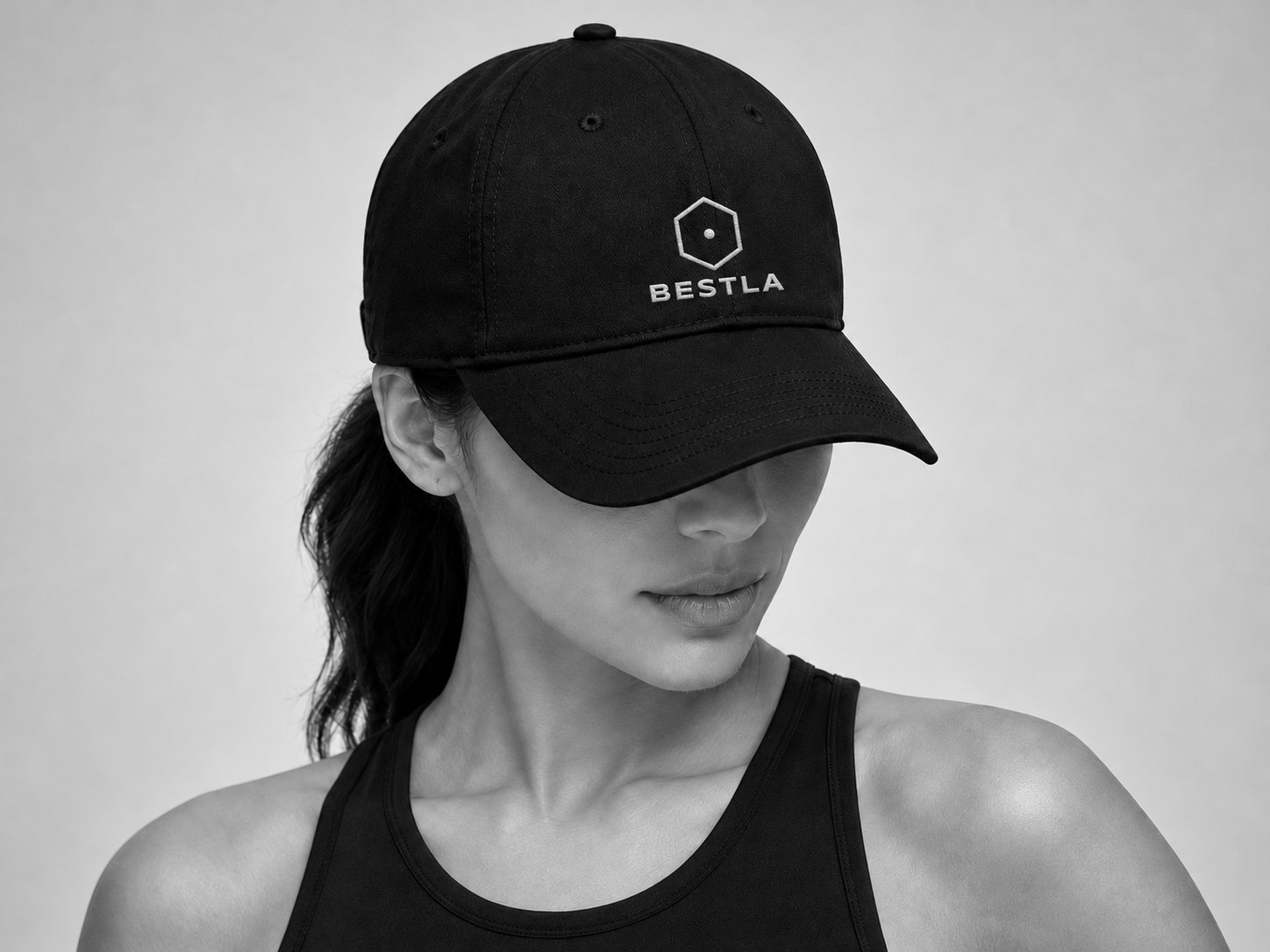 Gorra negra con el logotipo bordado de BESTLA